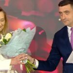 Simion îi oferă flori lui Lasconi și părăsește dezbaterea prezidențială: „Nu voi susține această lovitură de stat!” 3 simion i a dat flori lui lasconi si a plecat din dezbaterea prezidentiala nu legitimez lovitura de stat video 680fca105ee6d