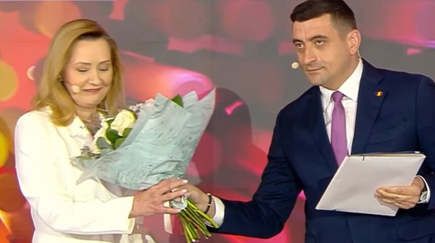 Simion îi oferă flori lui Lasconi și părăsește dezbaterea prezidențială: „Nu voi susține această lovitură de stat!” 1 simion i a dat flori lui lasconi si a plecat din dezbaterea prezidentiala nu legitimez lovitura de stat video 680fca105ee6d