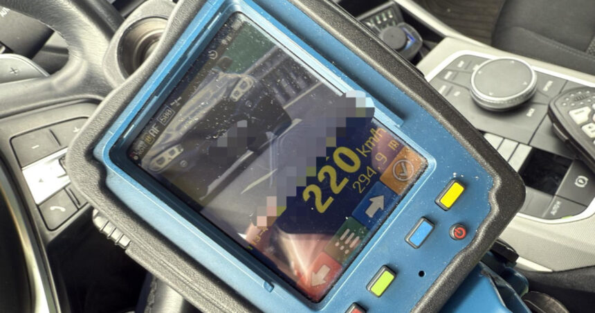 Vitezoman prins rulând cu 220 km/h pe A1, lângă Tălmaciu. Poliția: „Nu a stat pe gânduri înainte de a apăsa pedala de accelerație” 1 sofer depistat cu 220 km h pe a1 in zona localitatii talmaciu politisti nu s a gandit prea mult inainte de a apasa acceleratia 67eeccdf369e0