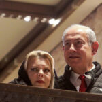 Reacția soției lui Netanyahu provoacă indignare în rândul familiilor ostaticilor din Gaza: „Vreau să știu dacă fiul meu trăiește” 2 sotia lui netanyahu a starnit furia familiilor ostaticilor israelieni ramasi in gaza ii cer sa mi spuna daca fiul meu este in viata 681145cb8f2c3