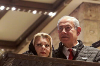 sotia lui netanyahu a starnit furia familiilor ostaticilor israelieni ramasi in gaza ii cer sa mi spuna daca fiul meu este in viata 681145cb8f2c3