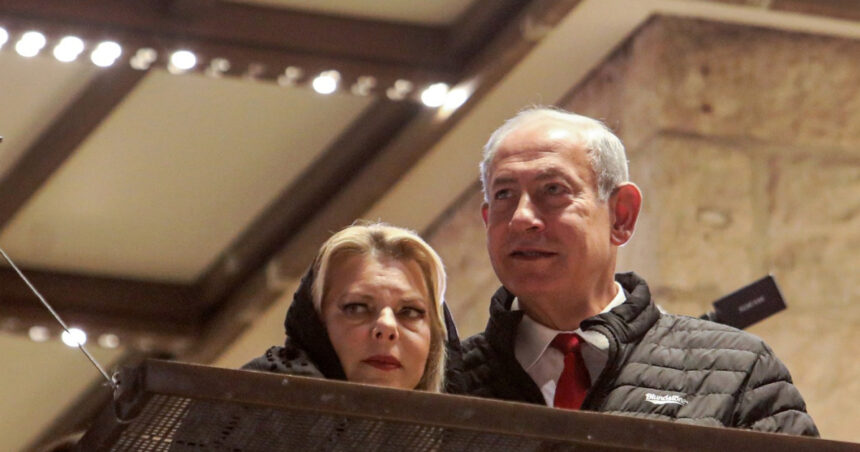 Reacția soției lui Netanyahu provoacă indignare în rândul familiilor ostaticilor din Gaza: „Vreau să știu dacă fiul meu trăiește” 1 sotia lui netanyahu a starnit furia familiilor ostaticilor israelieni ramasi in gaza ii cer sa mi spuna daca fiul meu este in viata 681145cb8f2c3