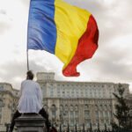Stegarul Dac, penalizat pentru escaladarea unui stâlp de la Palatul Parlamentului. Ce sumă a fost impusă ca sancțiune? 2 stegarul dac sanctionat dupa ce s a urcat pe un stalp al gardului de la palatul parlamentului cat a fost amenda 67f9628dd3668