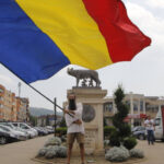 Stegarul Dac, supravegheat timp de 60 de zile: interdicție de a participa la proteste și obligația de a purta un brățară de monitorizare. 2 stegarul dac sub control judiciar 60 de zile nu are voie sa participe la proteste si trebuie sa poarte dispozitiv de monitorizare 67ec52b37c789