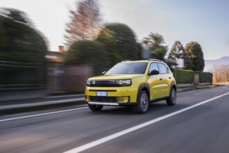 stellantis isi continua caderea libera compania isi suspenda previziunile financiare din cauza tarifelor 6811fff4659bb