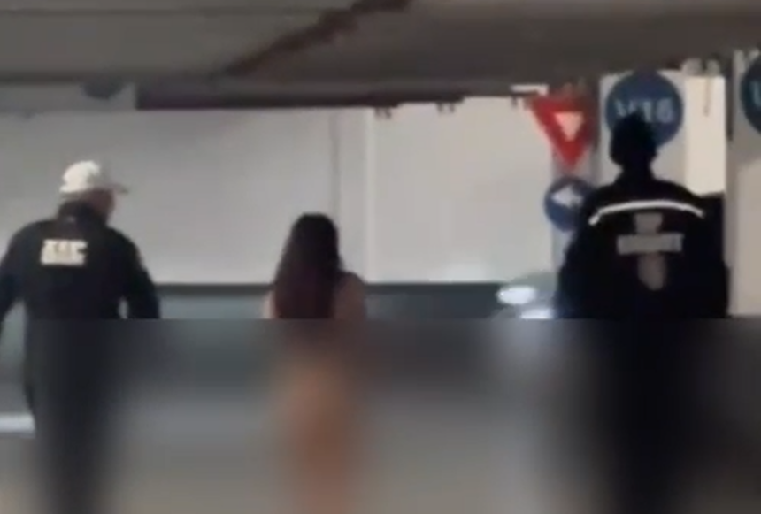O tânără din Constanța a fost dusă la spitalul de psihiatrie după ce a fost surprinsă plimbându-se goală printr-un mall 1 tanara care s a plimbat dezbracata intr un mall din constanta a fost internata la psihiatrie 67ed53a63d432