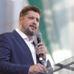 „Simion renunță la alegerile parlamentare în favoarea celor prezidențiale: O alegere riscantă, cu 15% sub nivelul partidului” 2 tarziu simion a abandonat parlamentarele pentru prezidentiale nu s a dovedit a fi locomotiva era cu 15 mai jos decat partidul 680114967b356