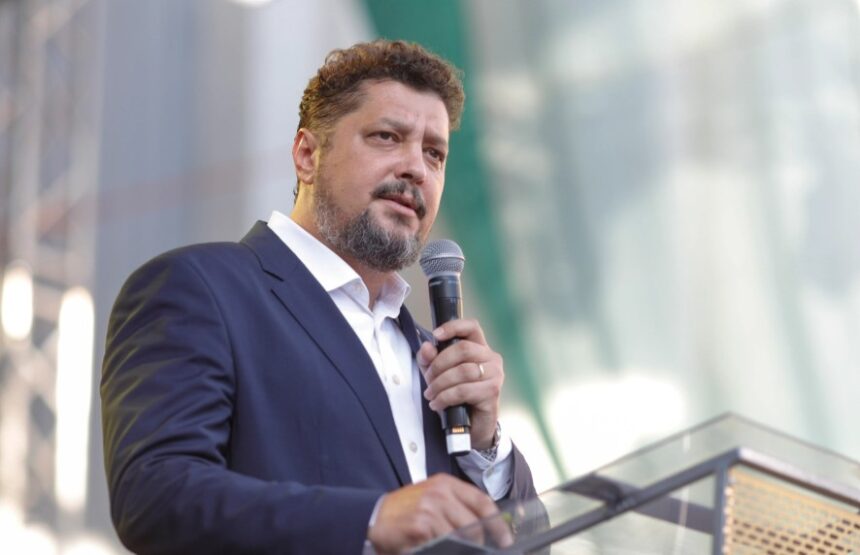 „Simion renunță la alegerile parlamentare în favoarea celor prezidențiale: O alegere riscantă, cu 15% sub nivelul partidului” 1 tarziu simion a abandonat parlamentarele pentru prezidentiale nu s a dovedit a fi locomotiva era cu 15 mai jos decat partidul 680114967b356