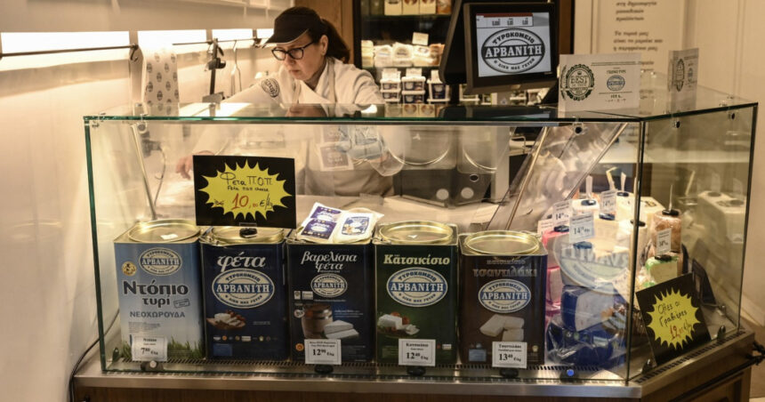 Impozitele impuse de Trump amenință exporturile de feta ale fermierilor greci în SUA, după ce în 2019 au evitat tarifele. 1 taxele lui trump pun sub semnul intrebarii planurile fermierilor greci de a exporta feta in sua dupa ce in 2019 au scapat de tarife 67ef756396e09