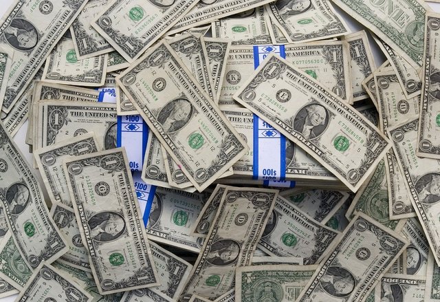 Un număr crescând de milionar americani își mută economiile în Elveția, din cauza temerilor legate de instabilitatea din SUA 1 tot mai multi americani bogati isi deschid conturi bancare in elvetia temandu se de riscurile din sua 6804e64847029