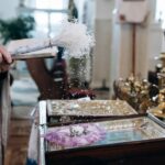 Obiceiuri și Ceremonii de Sâmbătă Mare la Catolici: Credincioșii îmbracă locuințele în flori albe, pregătindu-se pentru Învierea lui Hristos 2 traditii si ritualuri in sambata mare la catolici credinciosii impodobesc casele cu flori albe in asteptarea invierii lui hristos 6803376239f81