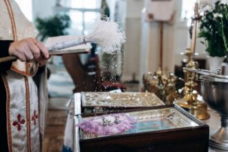 traditii si ritualuri in sambata mare la catolici credinciosii impodobesc casele cu flori albe in asteptarea invierii lui hristos 6803376239f81
