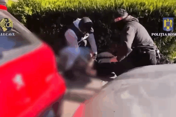 trafic de droguri pe ruta spania constanta trei persoane retinute dupa ce au introdus 22 kg de canabis in tara prin curierat international 681251808ded8