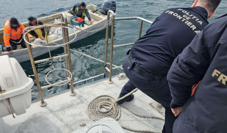 Trei suspecți reținuți de poliție, surprinși cu 350 kg de pește pescuit fără autorizație 1 trei barbati prinsi de politisti cu 350 kg de peste capturat ilegal 67f6a46350836