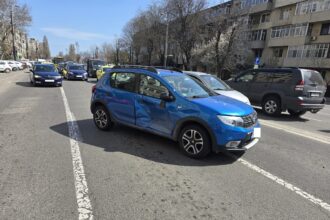 trei masini s au ciocnit pe bulevardul i c bratianu o soferita implicata in accident se urcase beata la volan 67f7d9c7a1a53