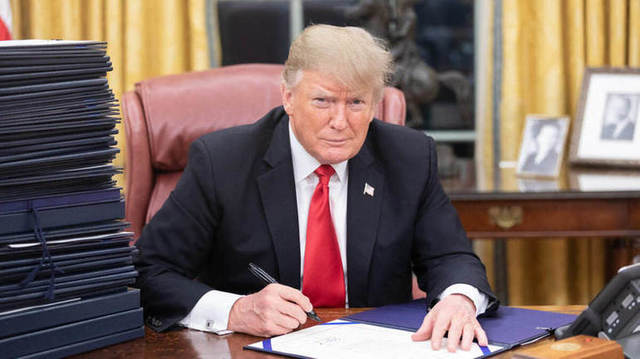Trump face o analogie între tarifele internaționale și tratamentele medicale: "Nu doresc să se dezintegrereze nimic, dar uneori e necesar să administrăm medicamente pentru a corecta o problemă." 1 trump compara tarifele globale cu administrarea de medicamente nu vreau sa se prabuseasca nimic dar uneori trebuie sa iei medicamente pentru a remedia ceva 67f3ba9b77177