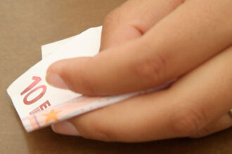 un barbat a pus 10 euro la banca si abia dupa 20 de ani si a verificat contul am decis sa investesc comoara 68034cd88c0cc
