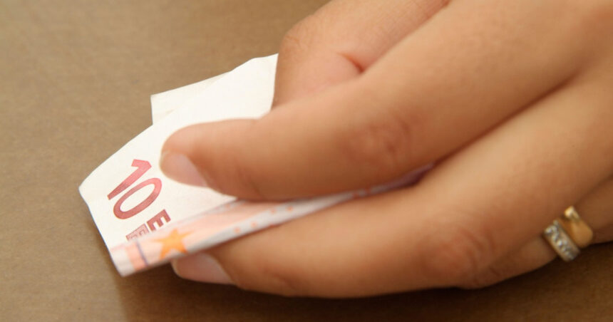 După două decenii, un bărbat își descoperă surpriza financiară: „Am ales să valorific acești 10 euro!” 1 un barbat a pus 10 euro la banca si abia dupa 20 de ani si a verificat contul am decis sa investesc comoara 68034cd88c0cc