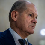 Un german, sancționat drastic pentru o îmbrățișare neobișnuită cu Olaf Scholz la aeroport 2 un barbat din germania a primit o amenda uriasa pentru ca l a imbratisat pe olaf scholz pe aeroport 67fe923e0ee50
