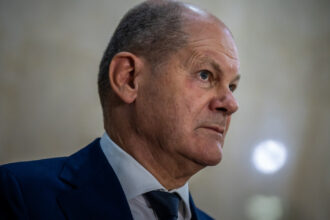 un barbat din germania a primit o amenda uriasa pentru ca l a imbratisat pe olaf scholz pe aeroport 67fe923e0ee50