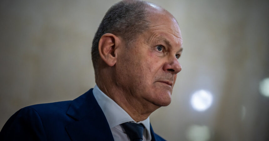 Un german, sancționat drastic pentru o îmbrățișare neobișnuită cu Olaf Scholz la aeroport 1 un barbat din germania a primit o amenda uriasa pentru ca l a imbratisat pe olaf scholz pe aeroport 67fe923e0ee50