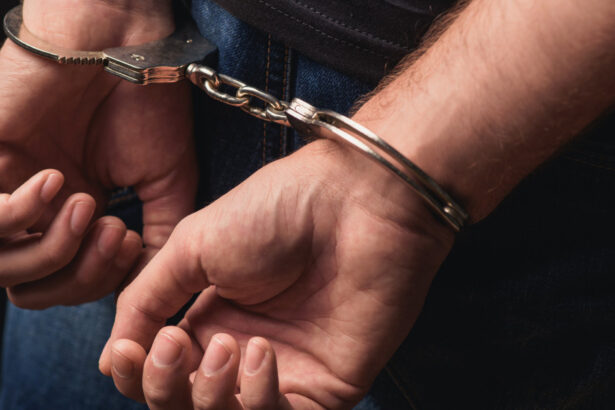 un barbat din judetul cluj arestat dupa ce a pretins ca e functionar la banca apoi politist si a obtinut in total 55 000 lei 68023a9269878