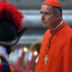 Un cardinal din Statele Unite, acuzat de protejarea abuzurilor sexuale din rândul preoților, va contribui la ceremonia de închidere a sicriului papei Francisc. 2 un cardinal american acuzat ca a acoperit abuzuri sexuale ale clerului va ajuta la inchiderea sicriului papei francisc 680b5d0c9e163