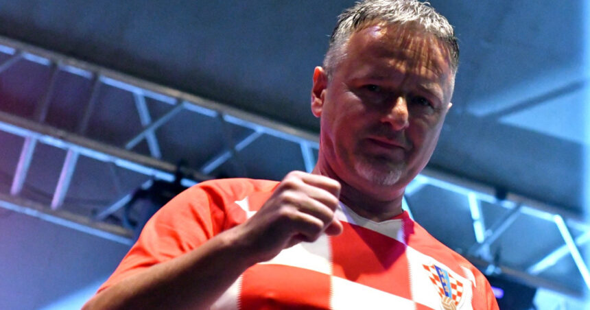 "Thompson: Controversatul artist croat care a dat startul celui mai grandios spectacol plătit din istorie" 1 un concert al unui cantaret croat neonazist cel mai mare show cu plata organizat vreodata in lume cine e controversatul thompson 67efd2a6455ed