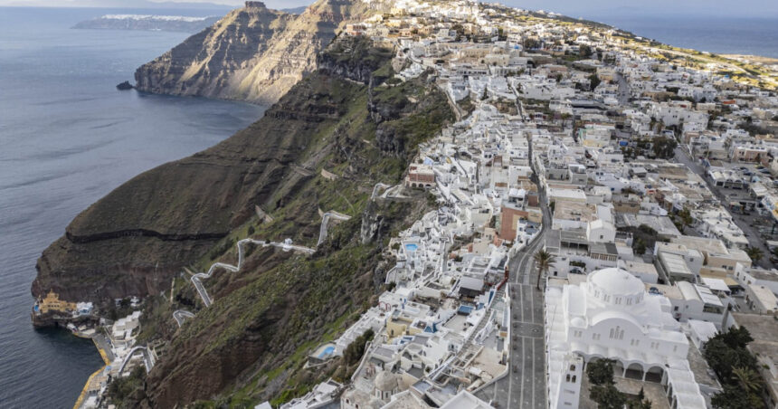Cercetătorii explorează riscurile unei erupții vulcanice asupra insulei Santorini: „Cunoștințele noastre despre alte planete sunt mai avansate” 1 un grup de cercetatori vor sa afle daca o eruptie vulcanica ar putea distruge insula santorini stim mai multe despre unele planete 6806538cb3e4d