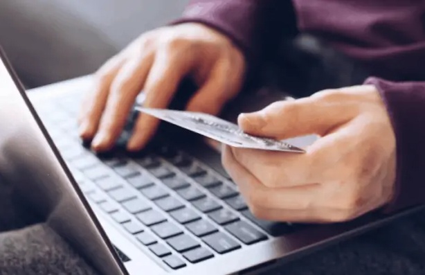 Arestat la domiciliu pentru formarea unei rețele criminale, un bărbat a subestimat abilitatea procurorilor și judecătorilor de a descoperi cumpărăturile sale online. 1 un individ arestat la domiciliu pentru constituirea unui grup infractional organizat a crezut ca procurorii si judecatorii nu stiu ca se pot face cumparaturi on line 680ff95297344
