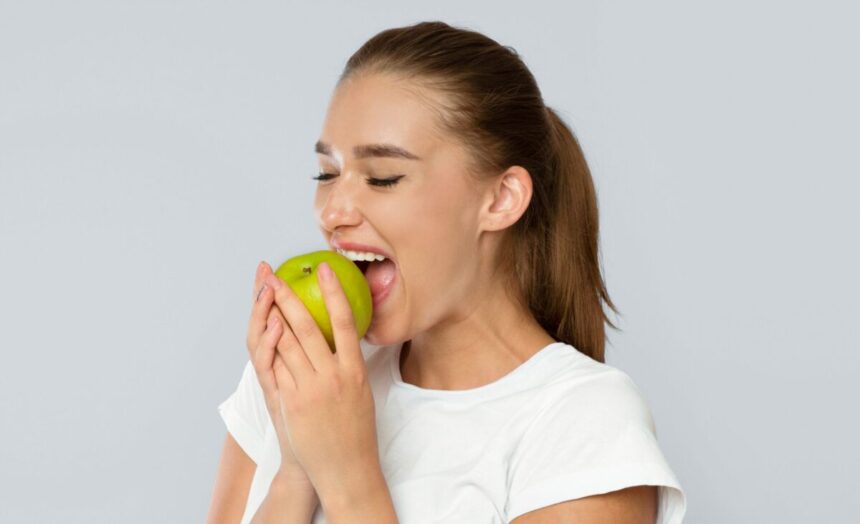 Un măr pe zi te ferește de doctor? Află sfaturile nutriționiștilor despre consumul ideal de mere! 1 un mar pe zi tine doctorul la distanta ce spun nutritionistii despre consumul corect al merelor 67f530723abac