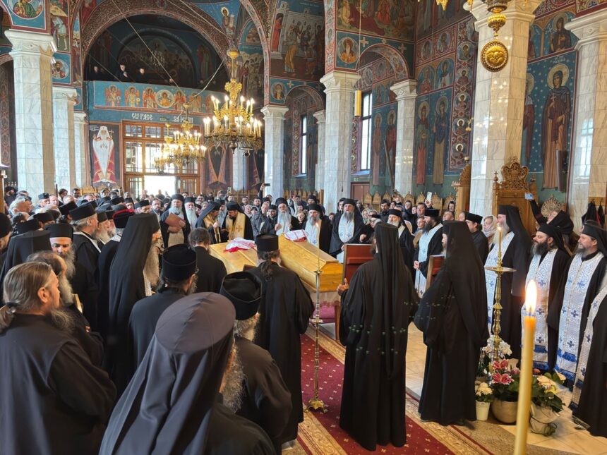 Un pas important către sfințenie: Rămășițele Cuvioșilor Paisie și Cleopa, descoperite cu lumina zilei 1 un nou pas spre canonizare osemintele cuviosilor paisie si cleopa scoase la lumina 680f74509f268