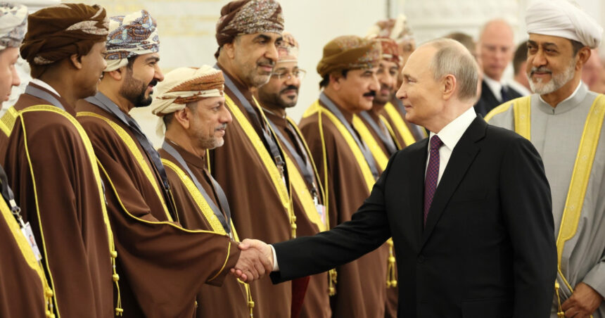 Un diplomat străin a încercat să pătrundă în Kremlin înarmat cu un pumnal pentru a-l întâlni pe Putin. 1 un oficial strain care l a vizitat pe putin a vrut sa intre cu un pumnal la kremlin 6808ab285e986