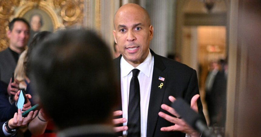 Un senator democrat a lansat o tiradă de 25 de ore împotriva lui Trump în Senatul American! 1 un senator democrat l a criticat pe trump timp de 25 de ore intr un discurs record in senatul sua 67ed034e94062