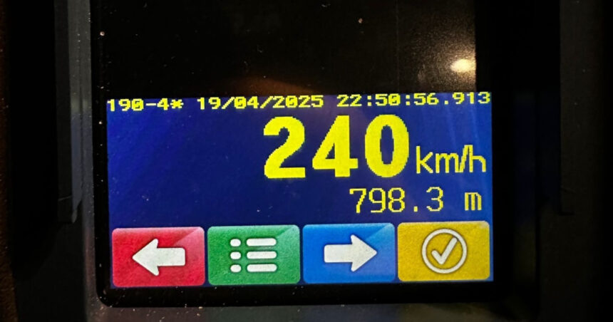 Un tânăr șofer de 22 de ani, surprins cu o viteză amețitoare de 240 km/h, a primit o amendă colosală. 1 un sofer de 22 de ani a fost prins conducand cu 240 de km h amenda uriasa pe care a primit o 6804e6448b1ac