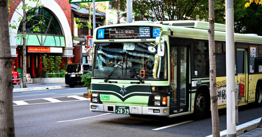 Un șofer de autobuz din Japonia a comis o mică infracțiune pentru 7 dolari, dar a plătit prețul cu locul de muncă și cu o pensie de 84.000 de dolari. 1 un sofer de autobuz din japonia a furat 7 dolari a fost concediat si a pierdut pachetul de pensie de 84 000 de dolari 6801fe7d41c0c