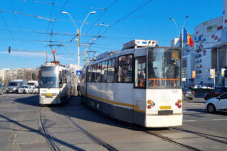 un tramvai a deraiat in bucuresti vagonul a acrosat un motociclist care a fost ranit circulatie blocata pe mai multe linii 67fd49dd82cb1