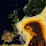 O imensă masă de praf saharian străbate România: Se anunță ploi roșii! 2 un urias nor incarcat cu praf saharian traverseaza romania acesta va provoca fenomenul de ploaie insangerata 68014ae465bce