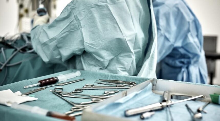 Sentință decisivă pentru un recidivist care a sustras portofelul unui medic renumit și a abuzat de cardurile sale în timpul unei intervenții chirurgicale. 1 verdict final in cazul unui recidivist care a furat portofelul unui cunoscut medic si i a folosit cardurile in timp ce acesta se afla in sala de operatii 680173b3d34e6