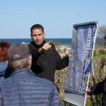Viceprimarul Răsăuțeanu le-a prezentat locuitorilor din Faleză Nord viziunea asupra viitorului cartierului lor, evidențiind consolidarea taluzului, facilitarea accesului la plajă și restaurarea falezei afectate. 2 viceprimarul rasauteanu a explicat cetatenilor din faleza nord cum va arata cartierul lor la finalul lucrarilor de modernizare consolidarea taluzului imbunatatirea accesului la plaja sau refacerea f 680f88cd6c1ee