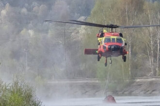 video a treia zi in care elicopterul black hawk intervine ca sa stinga incendiul de padure din arges din ce cauza a luat foc vegetatia 6804dd1c88169