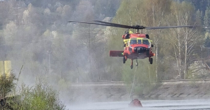 Elicopterul Black Hawk continuă lupta împotriva incendiului de pădure din Argeș: Ce a provocat flăcările? 1 video a treia zi in care elicopterul black hawk intervine ca sa stinga incendiul de padure din arges din ce cauza a luat foc vegetatia 6804dd1c88169