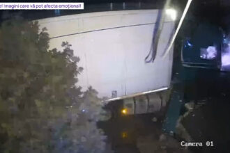 video accident grav in iasi un tir a spulberat un stalp de electricitate o conducta de gaze si s a oprit in curtea unei case 67ef9e6d6cafe