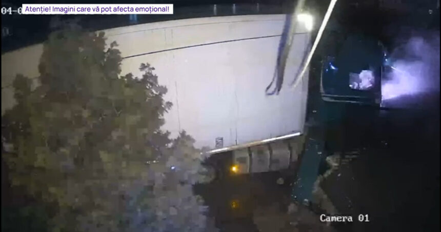 Incident dramatic în Iași: Un TIR a distrus un stâlp electric, a avariat o conductă de gaze și s-a oprit în curtea unei locuințe 1 video accident grav in iasi un tir a spulberat un stalp de electricitate o conducta de gaze si s a oprit in curtea unei case 67ef9e6d6cafe