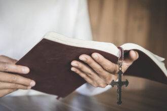 video am acceptat chemarea asta misionarii faptelor bune povestea oamenilor care strabat mii de kilometri pentru a schimba destine 6809d649976b0