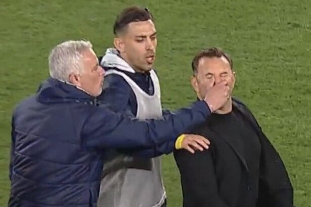 video antrenorul lui galatasaray a reactionat dupa ce jose mourinho l a ciupit de nas a intervenit din spate cand eu plecam 67ee37aa6f3a9