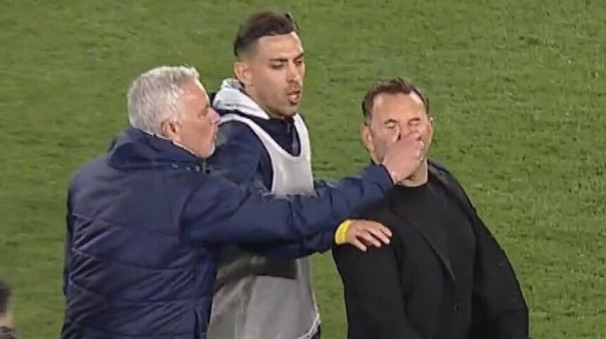 "Antrenorul lui Galatasaray își exprimă opinia după incidentul cu Jose Mourinho: 'M-a atins pe neașteptate în momentul în care mă îndepărtam'" 1 video antrenorul lui galatasaray a reactionat dupa ce jose mourinho l a ciupit de nas a intervenit din spate cand eu plecam 67ee37aa6f3a9