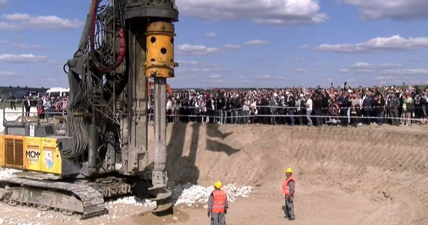 S-au demarat construcțiile pentru „Podul de flori”, primul din cele cinci proiecte care vor traversa Prutul. Grindeanu: Finanțarea provine din fonduri europene! 1 video au inceput lucrarile la podul de flori primul din cele 5 care vor fi construite peste prut grindeanu se intampla cu bani de la ue 680cff9b010bc