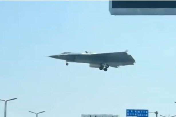 video china a lansat avionul futurist de lupta fara coada si cu trei motoare 67f642639fb36