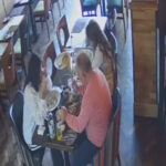 Imagini surprinzătoare: Tentativa unui cuplu de a evita factura la restaurant, demascată de camerele de supraveghere! 2 video cum a incercat un cuplu sa scape de nota de plata la restaurant au fost dati de gol de imaginile de pe camerele de supraveghere 67f8e97a00664